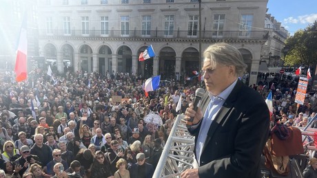 Tausende demonstrieren in Paris für Austritt Frankreichs aus NATO