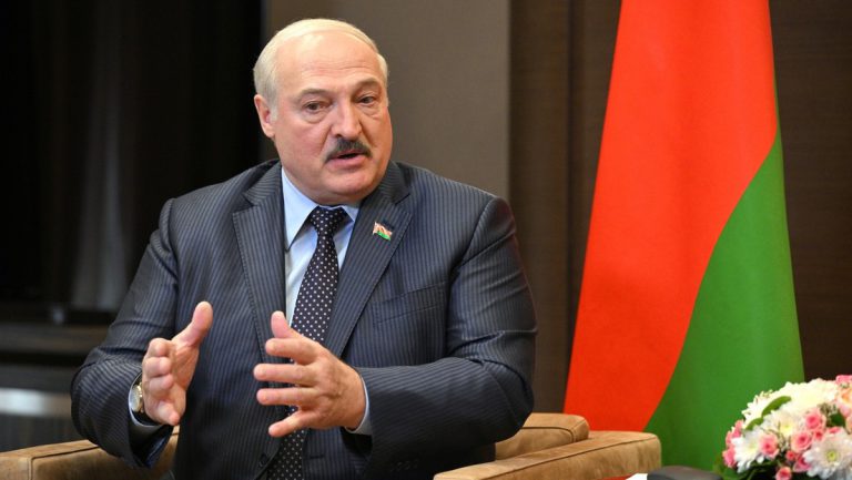 Lukaschenko glaubt nicht an den Dritten Weltkrieg, rüstet aber auf — RT DE
