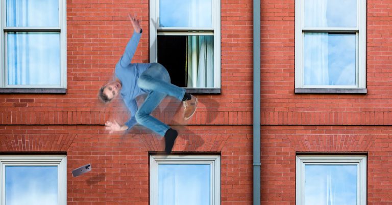 Russe fliegt plötzlich von Straße in Fenster im 5. Stock
