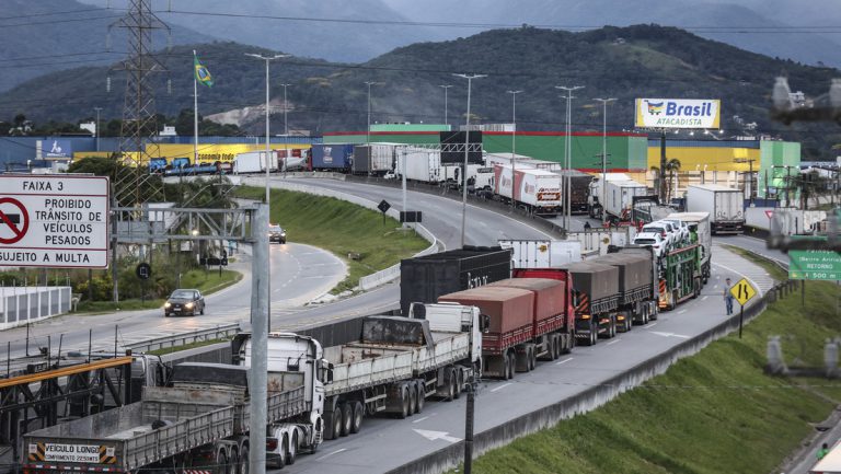 Lkw-Fahrer blockieren Straßen aus Protest gegen Bolsonaros Wahlniederlage — RT DE