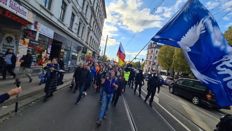 Tausende protestieren wieder gegen Energie- und Russlandpolitik der Bundesregierung — RT DE