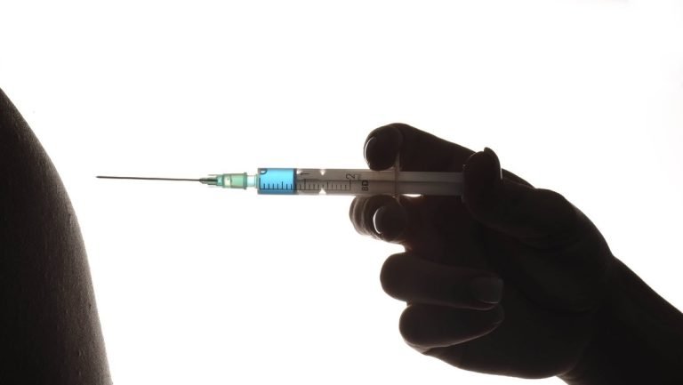BioNTech und Pfizer testen Kombi-Impfstoff gegen COVID-19 und Influenza — RT DE