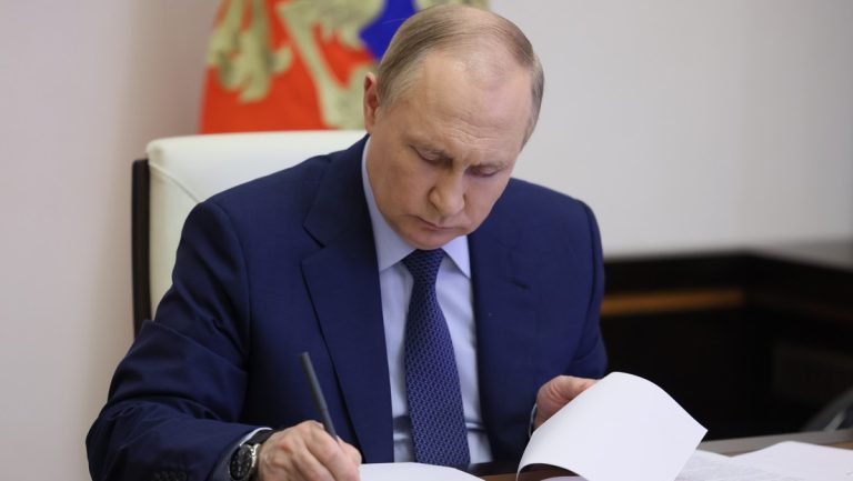 Putin unterzeichnet Dekret über Dienst von Ausländern in russischer Armee — RT DE