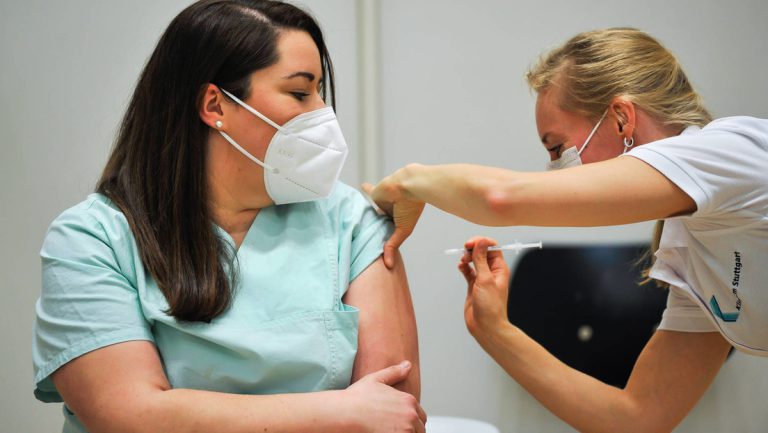 Einrichtungsbezogene Impfpflicht soll laut Bundesgesundheitsministerium nicht verlängert werden — RT DE