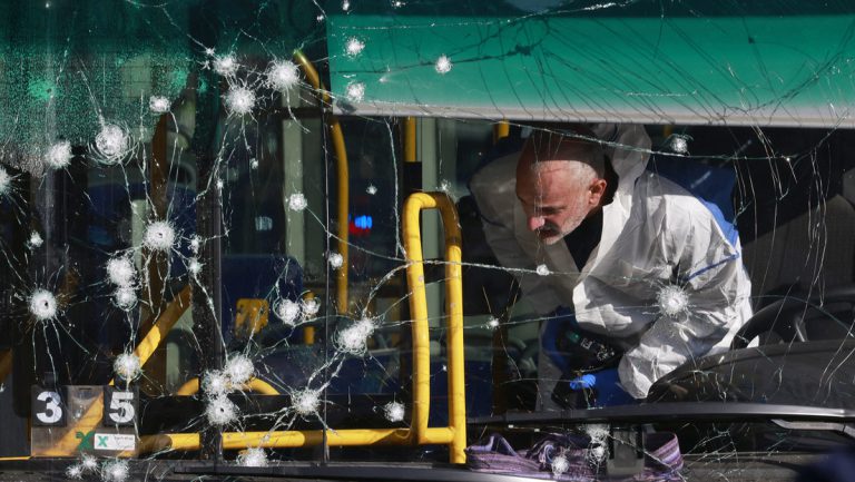 Mindestens ein Toter und mehrere Verletzte bei Explosionen an Bushaltestellen — RT DE