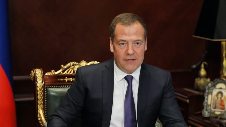 Medwedew erteilt Hoffnungen auf Erschöpfung russischer Waffenbestände eine klare Absage — RT DE