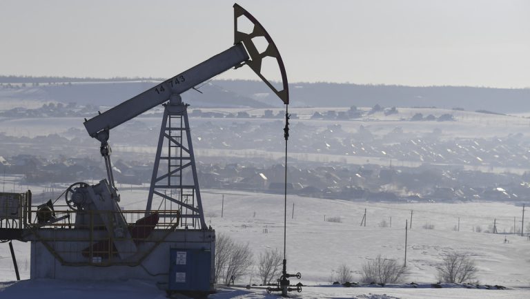 EU sieht Preisobergrenze für russisches Öl bei 65 bis 70 US-Dollar pro Barrel — RT DE