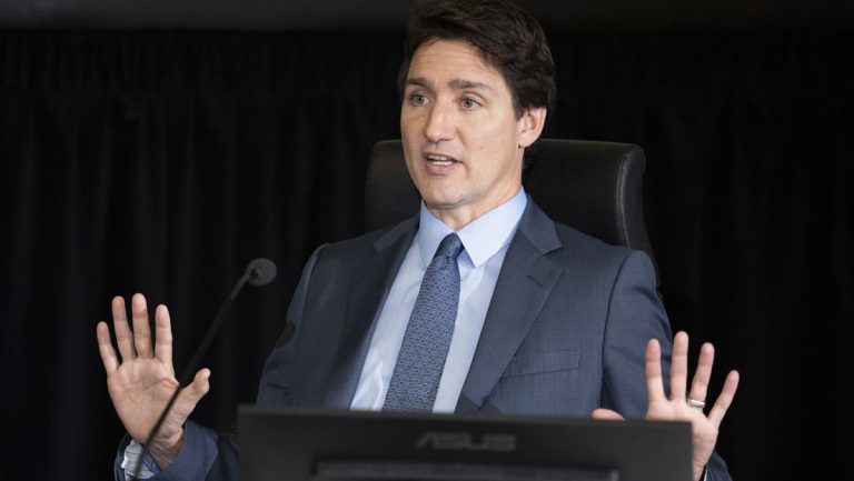 Trudeau verteidigt Notstandsbefugnisse bei Trucker-Protesten gegen Corona-Regeln als notwendig — RT DE