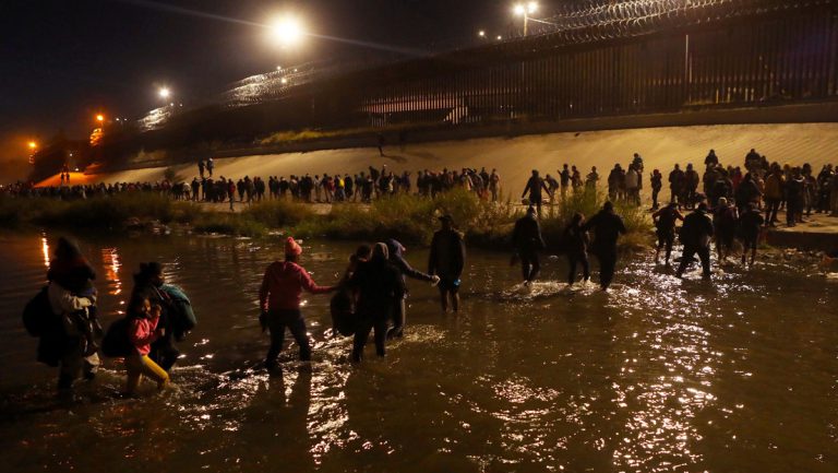 Tausende Menschen durchbrechen die Grenze bei El Paso — RT DE