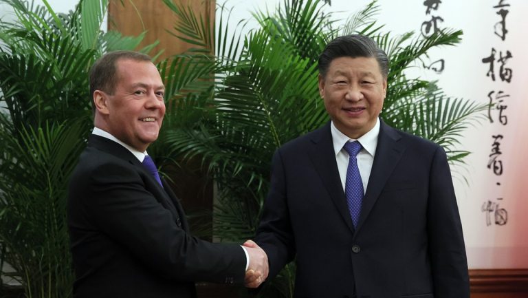 Medwedew übergibt persönliche Botschaft von Putin an Xi Jinping — RT DE