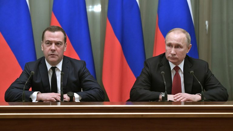 Putin ernennt Medwedew zum ersten Stellvertreter in Kommission für militärisch-industriellen Komplex — RT DE