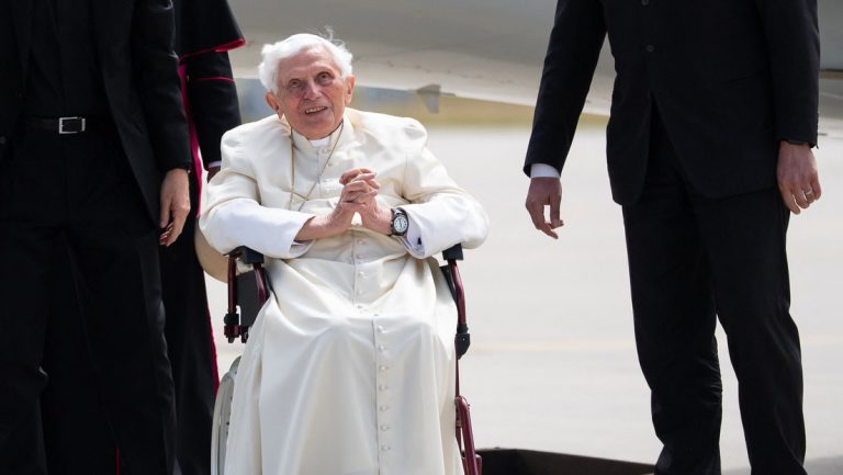 Emeritierter Papst Benedikt XVI. in schlechtem Gesundheitszustand — RT DE