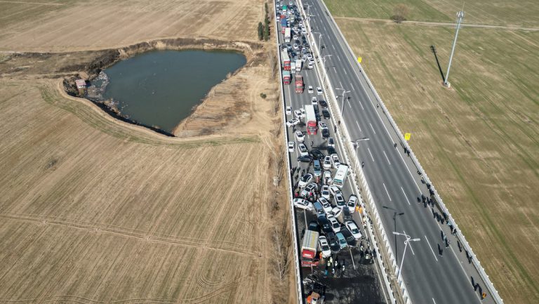 200 Fahrzeuge stoßen auf Brücke zusammen — RT DE