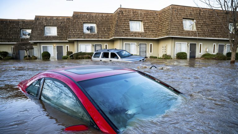 Stürme, Überschwemmungen und Tote – Unwetter in Kalifornien macht an einigen Orten kurze Pause — RT DE