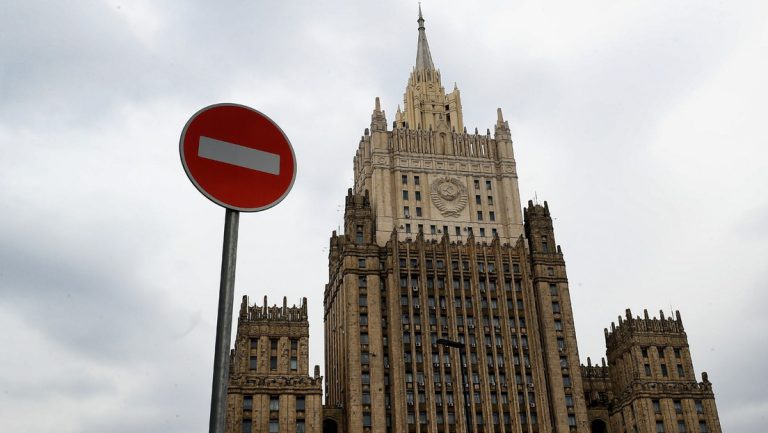 Russisches Außenministerium verhängt Sanktionen gegen 36 britische Beamte und Journalisten — RT DE