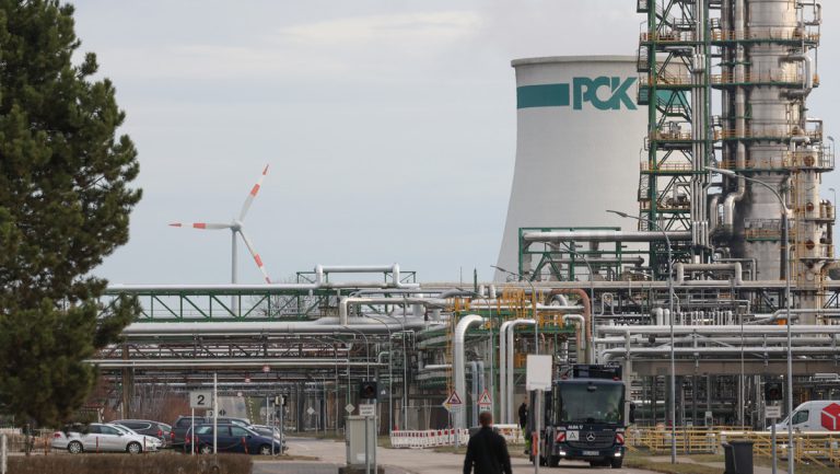 Dummheit oder Kalkül? Ostdeutsche Wirtschaft durch Herunterfahren der Raffinerie in Schwedt bedroht — RT DE