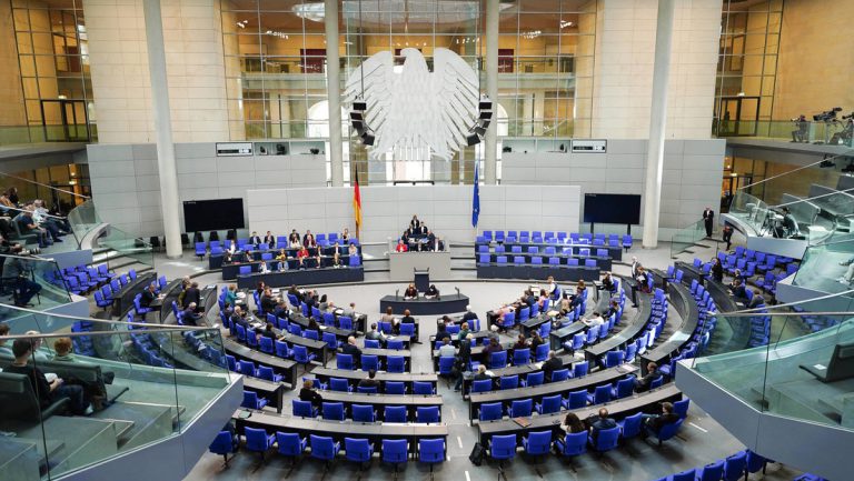 Deutliche Mehrheit gegen XXL-Bundestag — RT DE