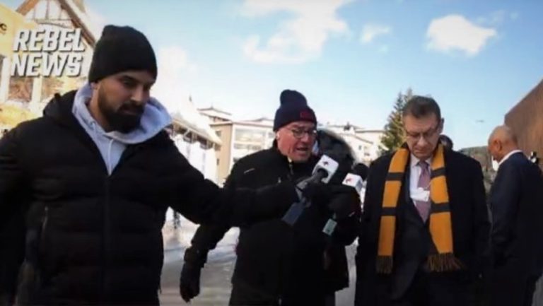Pfizer-Chef Bourla flüchtet in Davos vor Journalisten – und schweigt zu unangenehmen Fragen — RT DE