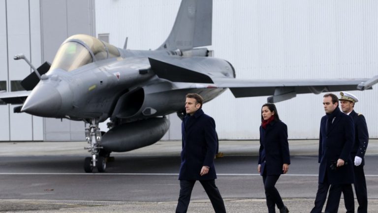 Frankreich erhöht Militärausgaben auf 400 Milliarden Euro — RT DE