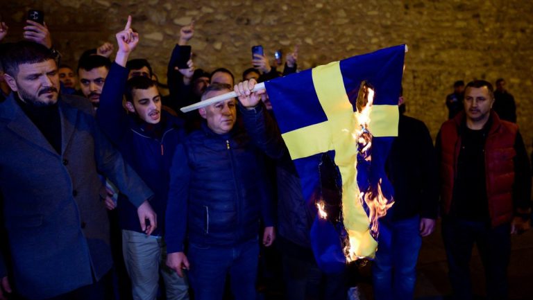 Schwedische Flagge brennt in Istanbul — RT DE