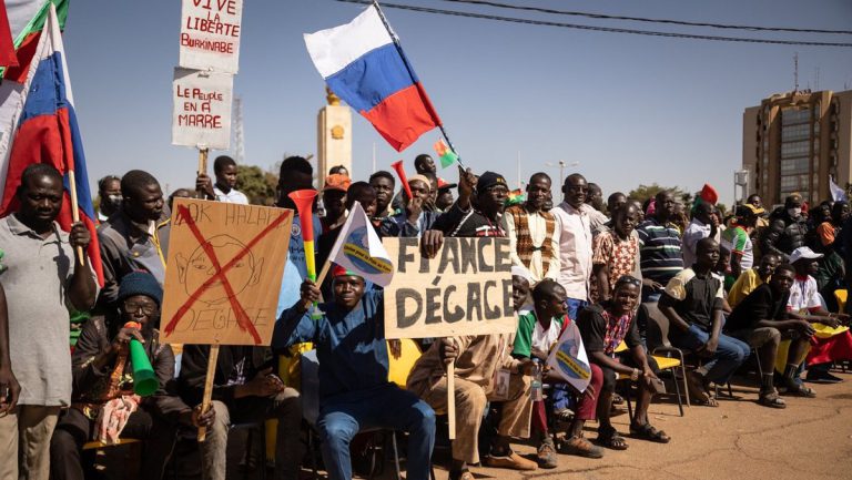 Burkina Faso wirft französische Truppen raus – Demonstranten schwenken russische Fahnen — RT DE