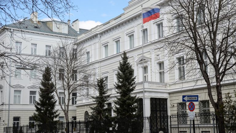 Wien weist vier russische Diplomaten aus — RT DE