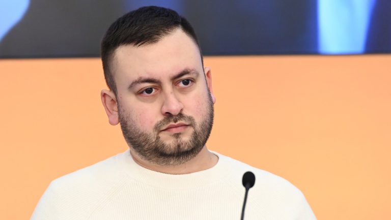 In Lettland verhafteter Sputnik-Chefredakteur in kritischem Gesundheitszustand — RT DE