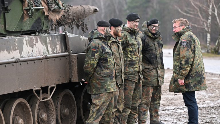 Plötzlich doch keine EU-Panzer für Kiew? – Weil die Besatzung mitgeliefert werden muss — RT DE