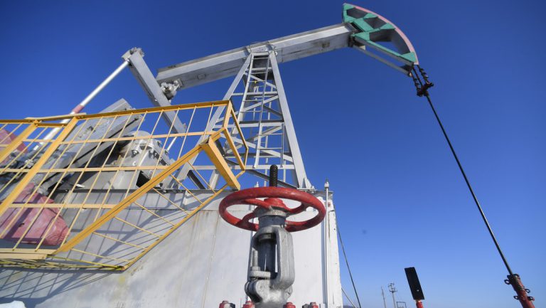 Russland drosselt Ölproduktion um 500.000 Barrel pro Tag — RT DE