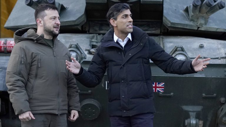 Kiew und London besprechen Pläne zur Produktion britischer Waffen in der Ukraine — RT DE