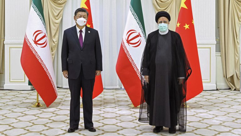 Irans Präsident reist nach China und sucht Integration in Asien — RT DE