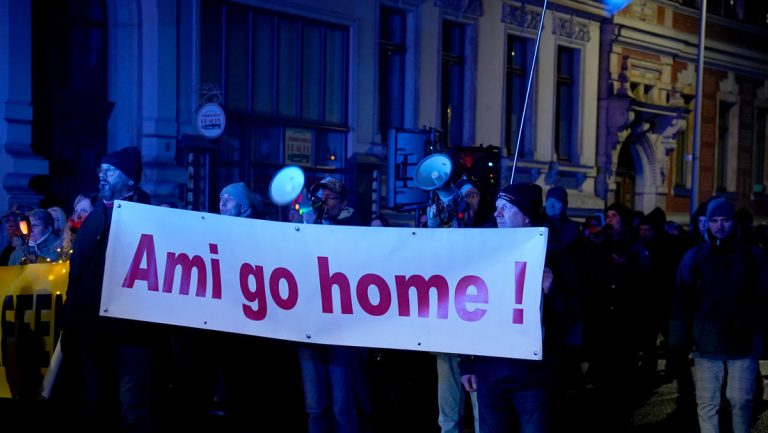 Protestbewegung gespalten? Ein Teil von „Leipzig steht auf“ verlegt Demonstrationen auf Mittwoch — RT DE