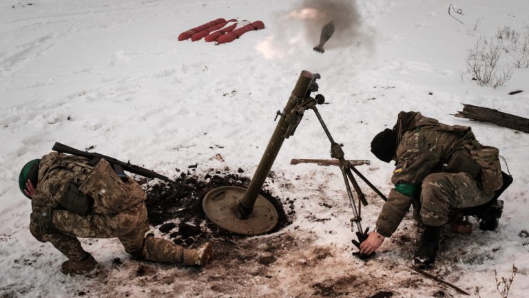 Ukrainische Armee hält an Artjomowsk wegen fehlender Befestigung anderer Ortschaften fest — RT DE