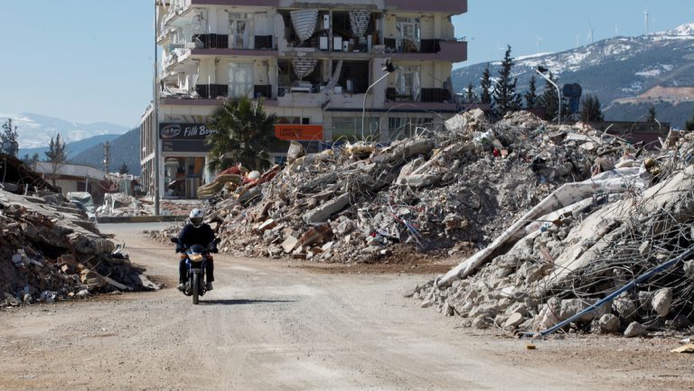 Erneut starkes Erdbeben an der Grenze von Syrien und der Türkei — RT DE
