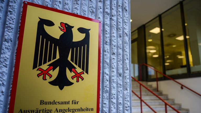 Berlin weist zwei iranische Diplomaten aus – Iran verhängt Sanktionen gegen Bundestagsabgeordnete — RT DE