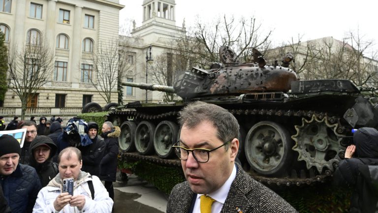 Vandalen zerstören niedergelegte Blumen am Panzer gegenüber der russischen Botschaft — RT DE