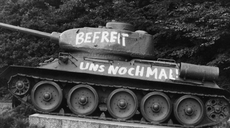 Der „Blumenkrieg“ am russischen Panzer vor der russischen Botschaft in Berlin – Anti-Spiegel
