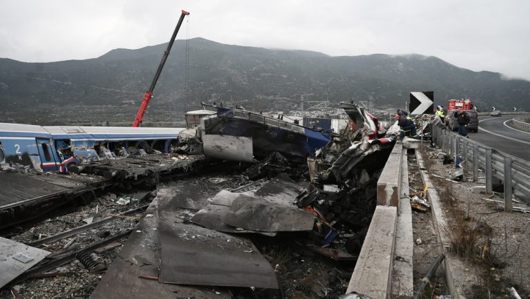 Mindestens 32 Tote und über 80 Verletzte bei Zugunglück in Griechenland — RT DE