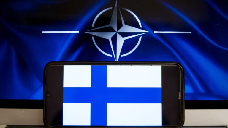 Finnlands Parlament stimmt für NATO-Beitritt — RT DE