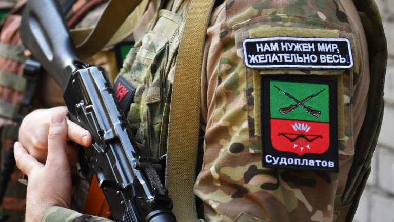 „Böser Hase“ und „Kampfigel“ ‒ Mode für lustige Chevrons hebt die Stimmung beim russischen Militär — RT DE