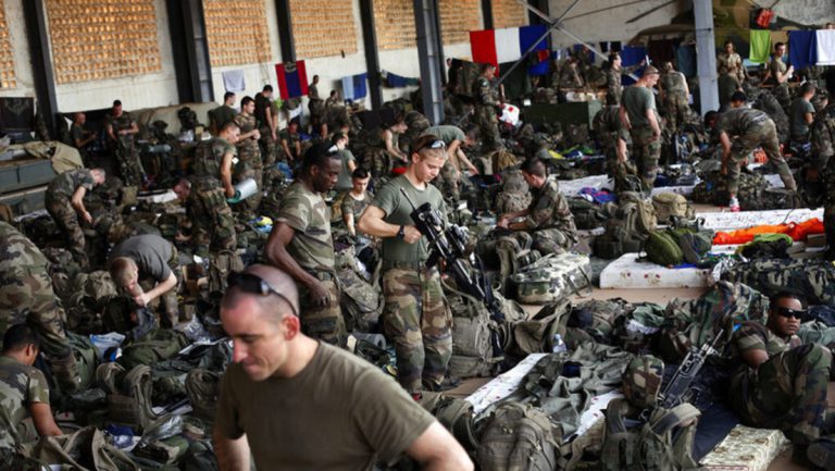 Frankreich will Ex-Kolonien nicht verlassen: Militärbasen nun als Schulen ausgegeben