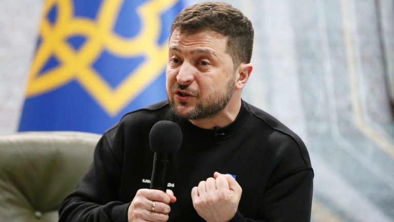 Rückzug oder nicht? – Selenskij und Armeechef Saluschny streiten über Situation bei Artjomowsk — RT DE
