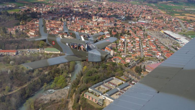 Zwei italienische Militärflugzeuge stoßen bei Trainingsflug zusammen – beide Piloten tot — RT DE
