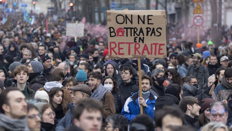 Generalstreik in Frankreich ‒ Macrons Schweigen könnte zu explosiver Situation führen — RT DE