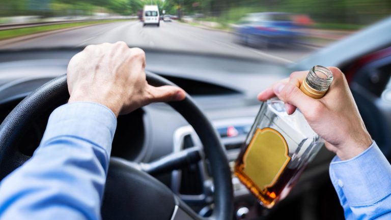 Lettland beschlagnahmt Autos betrunkener Autofahrer – und spendet sie an die Ukraine — RT DE
