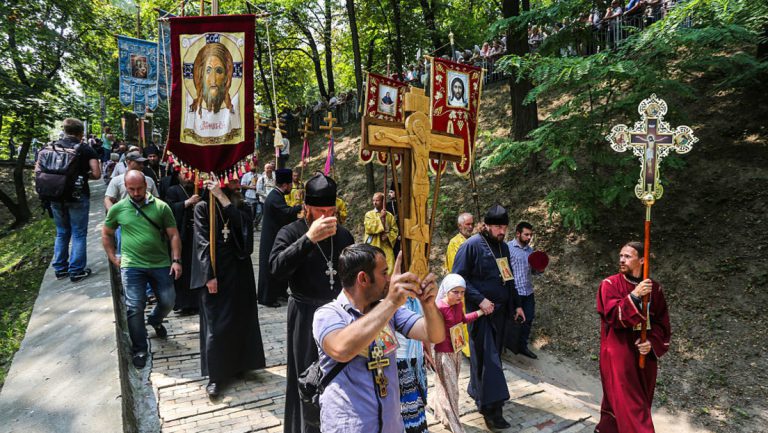 Mönche wollen das Kiewer Höhlenkloster nicht freiwillig räumen — RT DE
