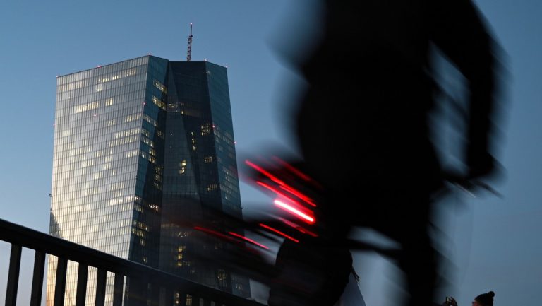 Nach Corona und Sanktionen trifft die Bankenkrise das Land hart — RT DE