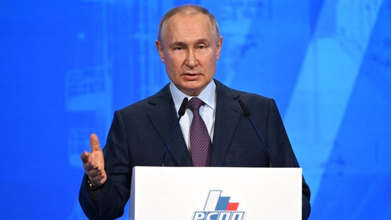 „Wer anderen eine Grube gräbt“ – Putin auf Moskauer Unternehmerkongress — RT DE