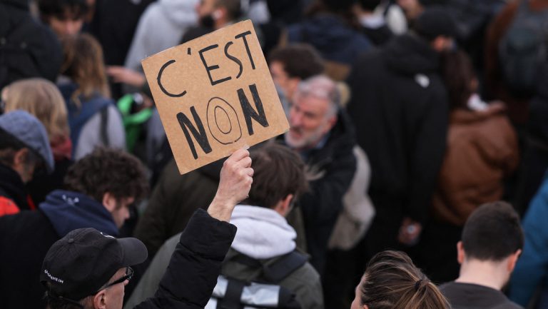 Frankreichs Regierung setzt umstrittene Rentenreform ohne Parlament durch — RT DE