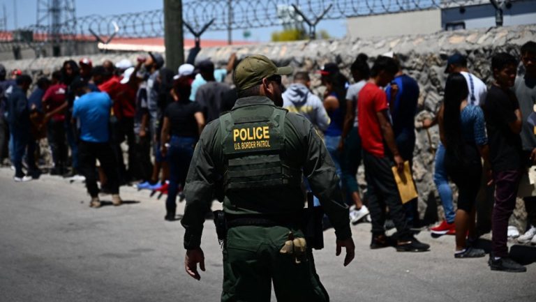 Trump-Maßnahmen laufen aus – Tausende Migranten sammeln sich an mexikanischer Grenze zu USA — RT DE